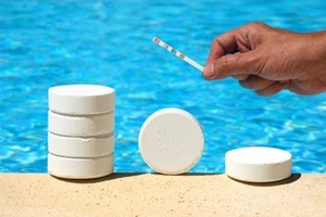 Как применять таблетки для дезинфекции бассейна? Применение