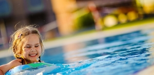Как выбрать теплообменник для бассейна, ребенок в воде